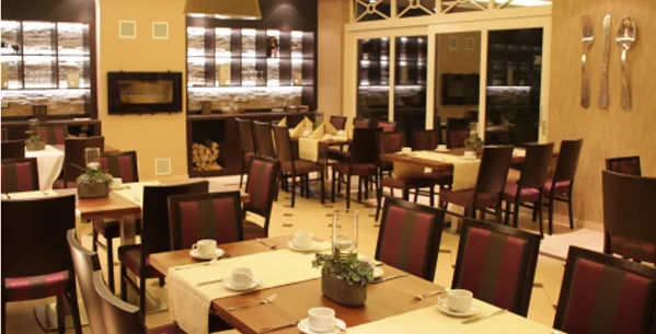 Eingedeckte Tische im Restaurant des Krug zum grünen Kranze